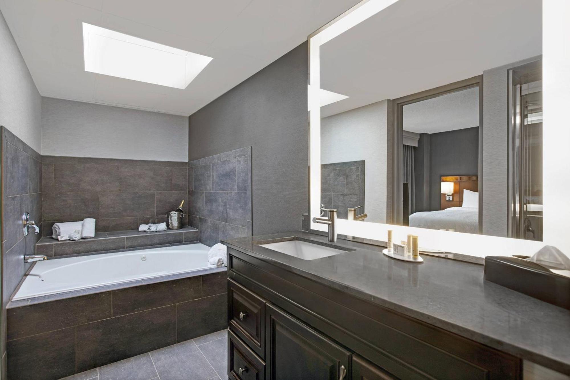 Courtyard Chicago Elmhurst/Oakbrook Area Екстериор снимка